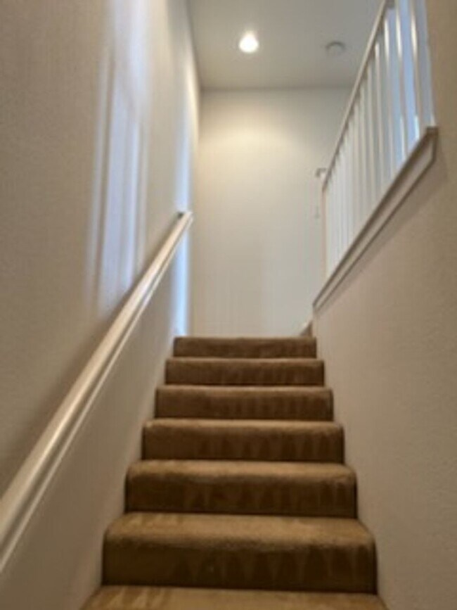 Building Photo - Experience Modern Comfort in This Newer Sp...
