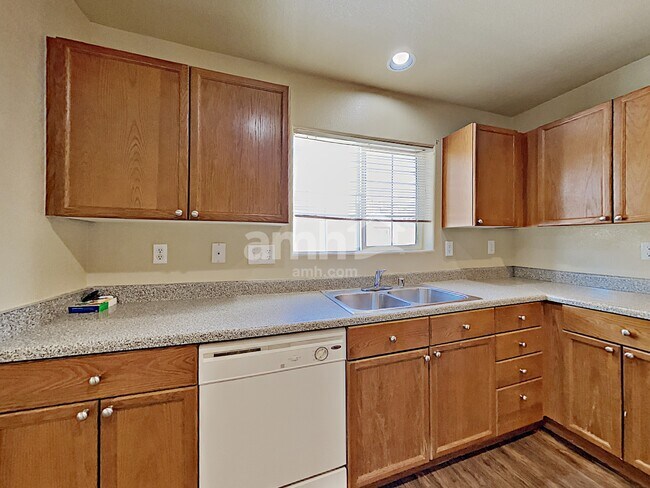 Foto del edificio - 9161 Desirable Ct
