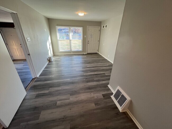 Foto del edificio - 3 Bedroom 1 Bath Home with Attached Garage...