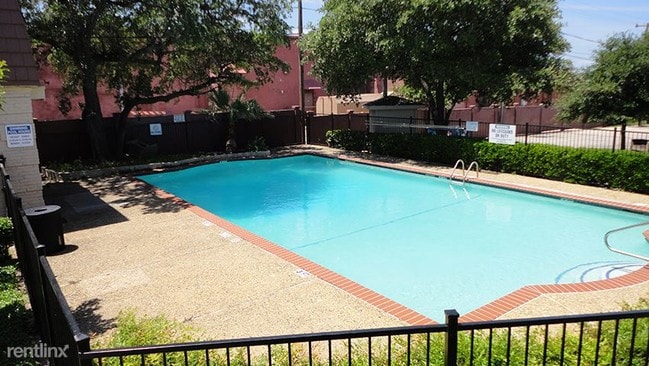 Building Photo - 3 br, 2 bath Apartment - Amherst Oaks C1 - C4