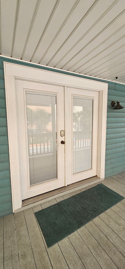 Foto del edificio - Snowbird Rental or Short-Term Getaway – Just Steps from the Beach!