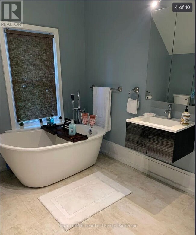 Building Photo - 698 Havelock St