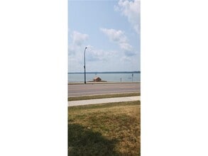 Building Photo - 208 Lake Blvd S