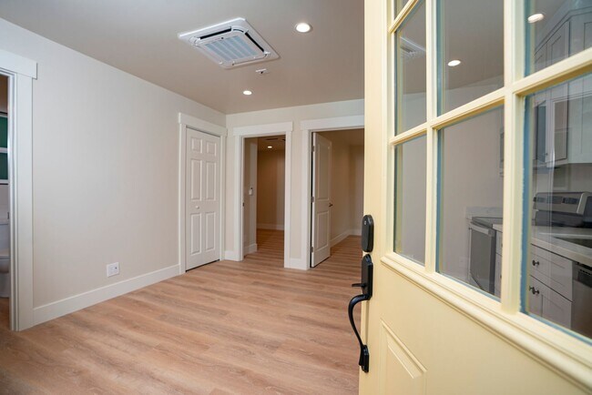 Foto del edificio - Detached ADU with Separate Driveway