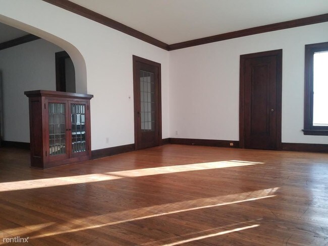 Building Photo - 3 br, 2 bath Apartment - 3224 N Downer Ave
