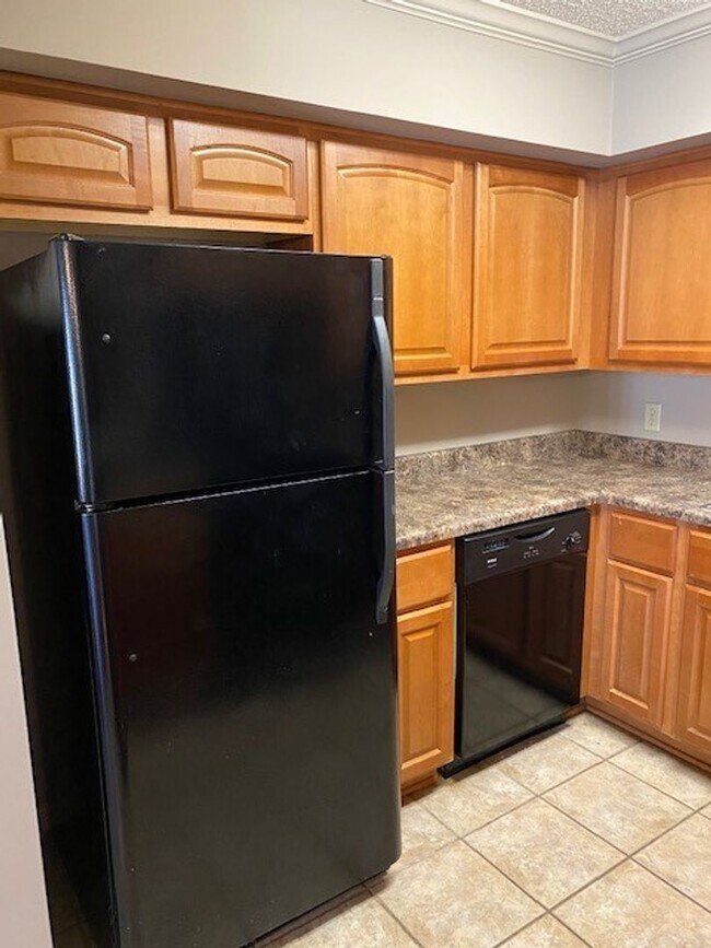 Foto del edificio - Cozy 2 Bed 2 Bath Condo Available Fall 2025!