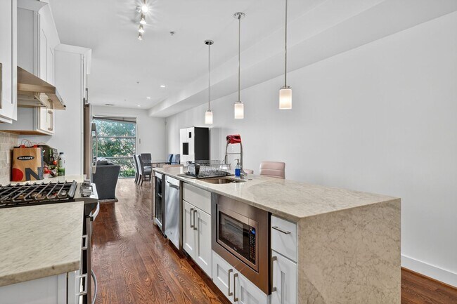 Foto del edificio - Sophisticated, Beautifully Furnished 2br/2...