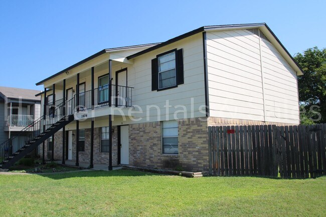 Foto del edificio - 1604 Cedarhill Dr
