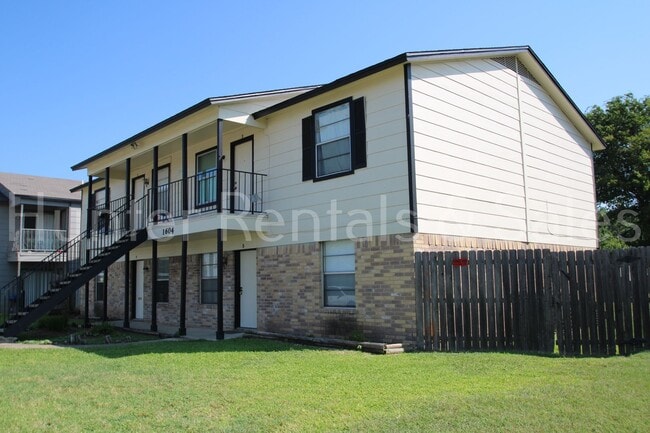 Building Photo - 1604 Cedarhill Dr