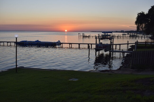 Foto del edificio - Waterfront Paradise - Fully Furnished Townhome - All Utilities Included