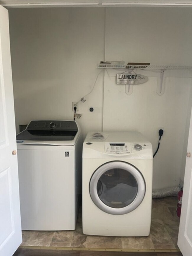 Foto del edificio - FOR RENT WILLOUBHY AREA!