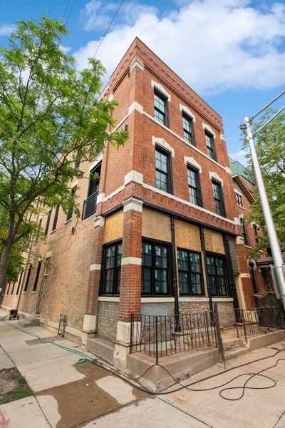 Building Photo - 1370 W Evergreen Ave