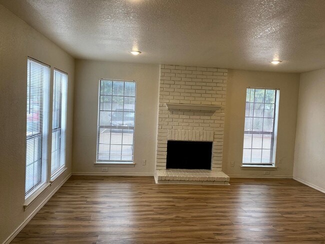 Building Photo - Nice downstairs fourplex unit with 2 bedro...