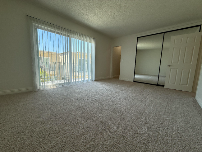 Building Photo - 5480 Aurora Dr