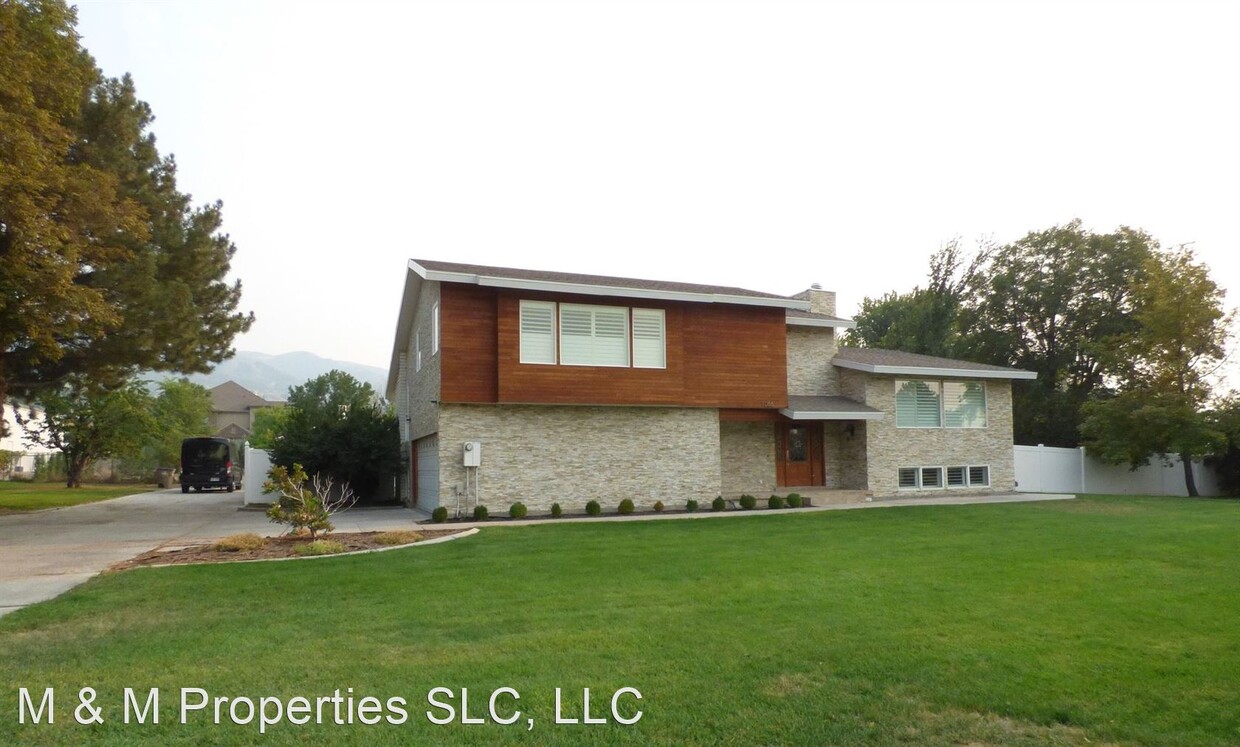 Primary Photo - 1066 Country Ln