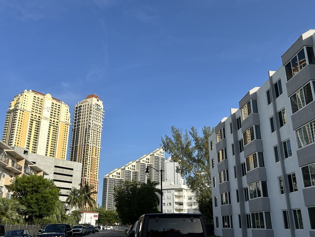 Foto del edificio - 250 180th Dr