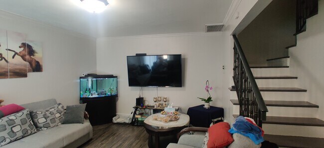 Foto del edificio - 7300 Lennox Ave