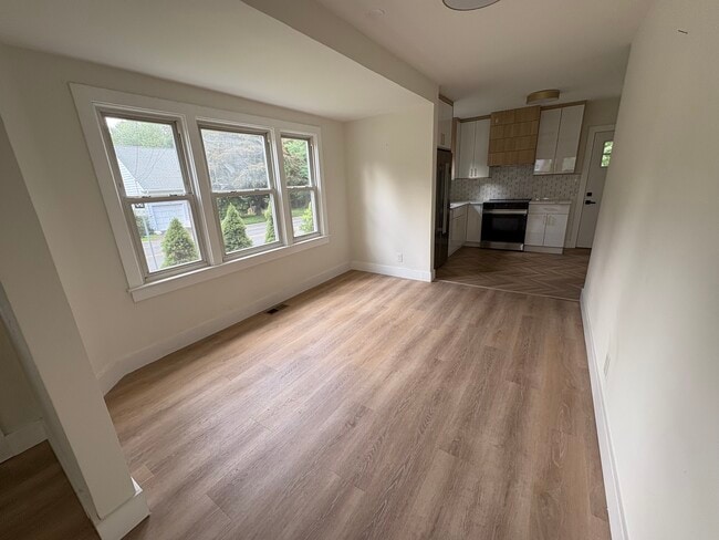 Dining area next to kitchen - 117 Green Ln