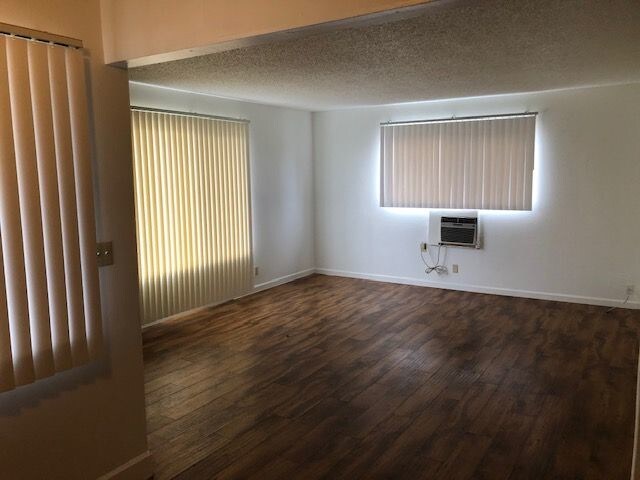Building Photo - 2 Bedroom 1 Bathroom Upstairs Unit