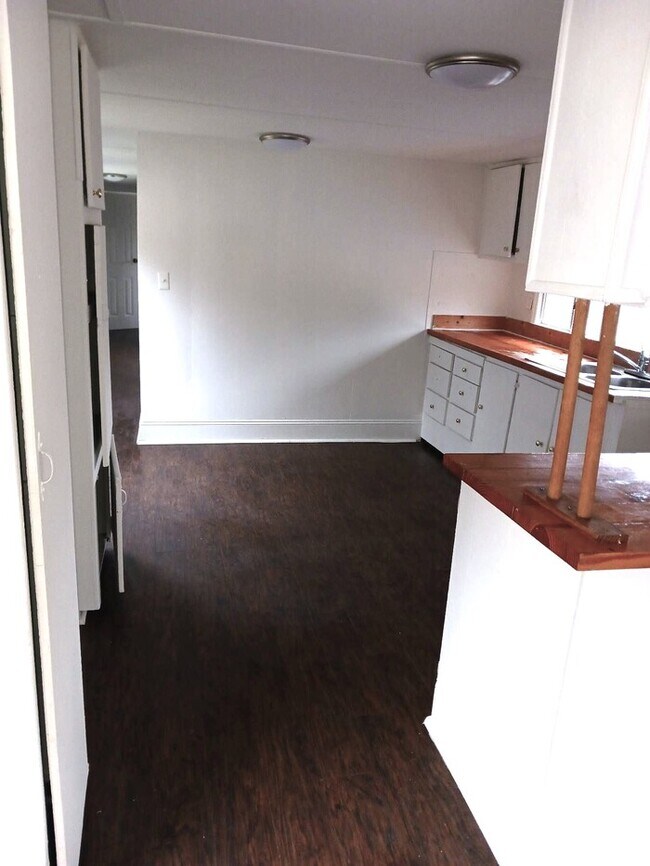 Building Photo - Two Bedroom Mobile Home Available for Rent...