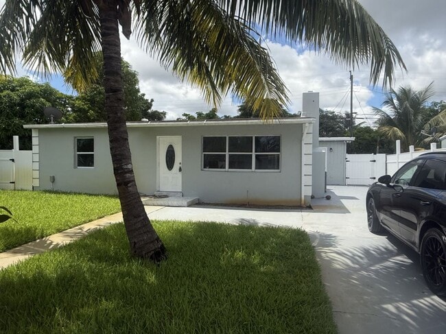 Building Photo - 2329 Fairway Dr