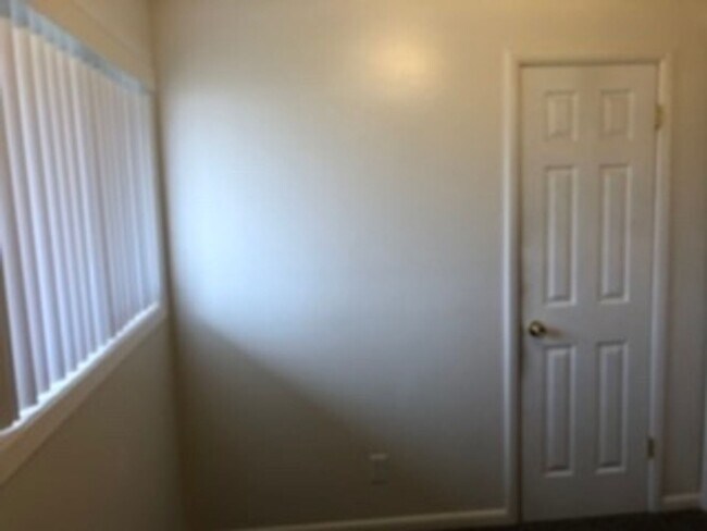 Building Photo - 3 bedroom 1 bath house