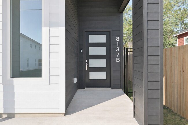 Foto del edificio - 8137 Cabot St