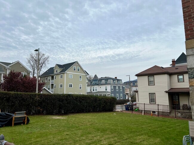 Shared Yard - 107 Union St