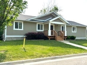 Building Photo - 3 Maple Vlg Ct