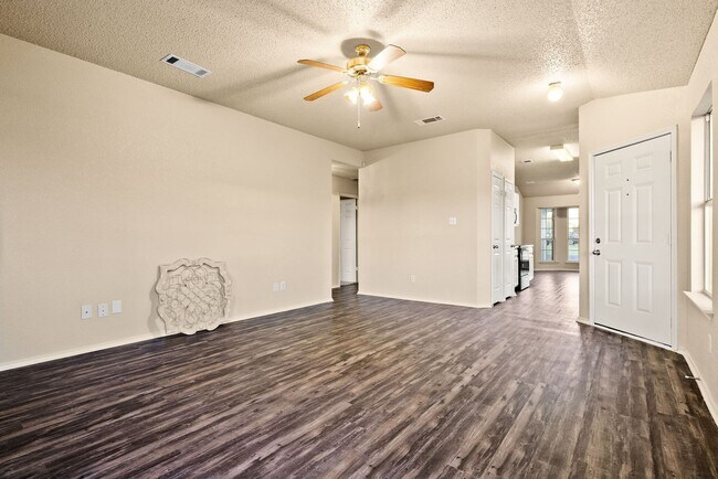 Foto del edificio - 2105 Schwald Rd