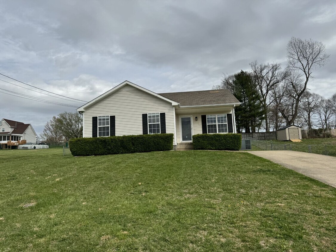 3381 Summerfield Dr, Clarksville, TN 37042 House Rental in