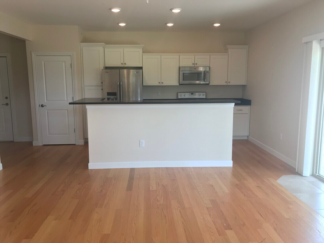 High end finishes and solid wood floors - 2500 Muscatine Ave