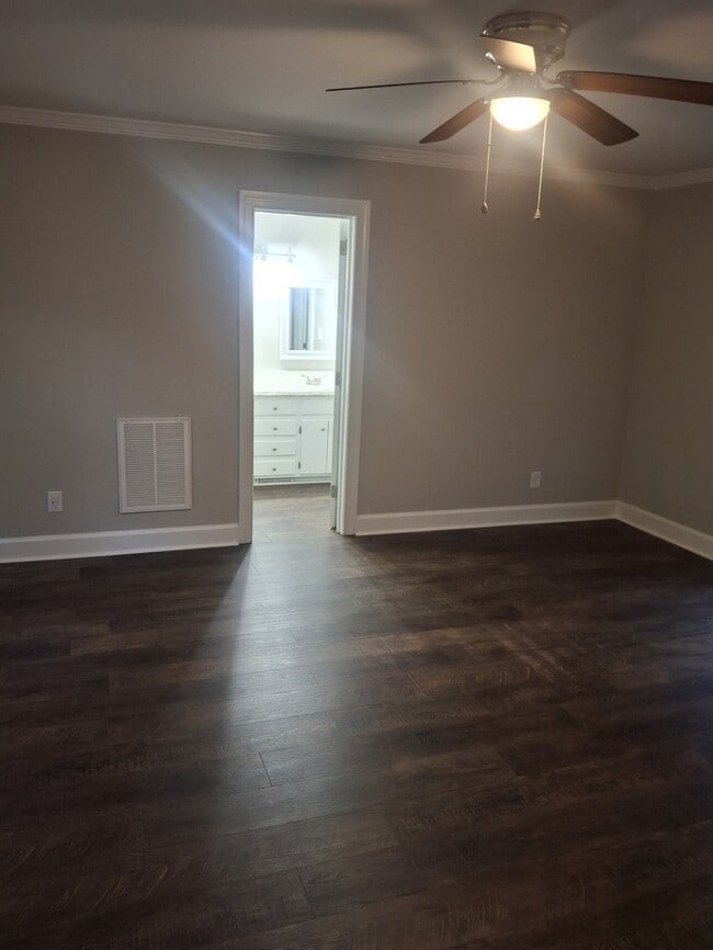 Building Photo - 4 Bedroom 3.5 bath