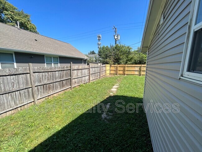 Building Photo - 731 N Arnolda Ave