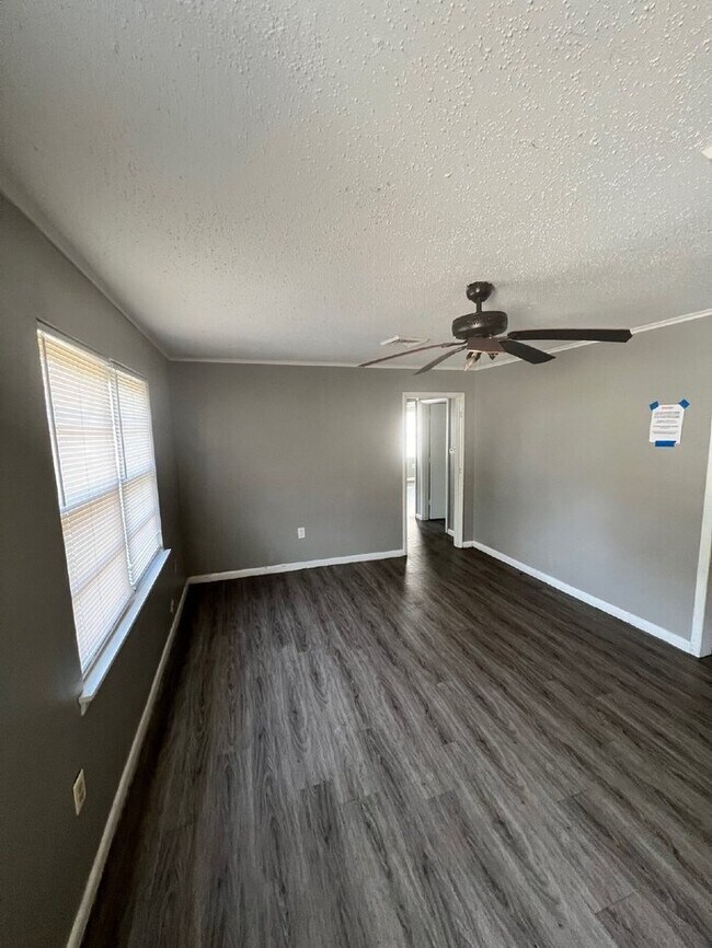 Building Photo - 3200 Daffodil Dr