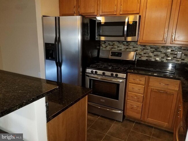 Gas cooking & built-in microwave - 2646 Redcoat Dr