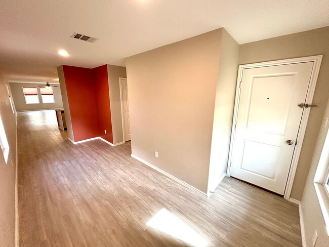 Building Photo - **APPLICATION RECEIVED**  **MOVE-IN SPECIA...