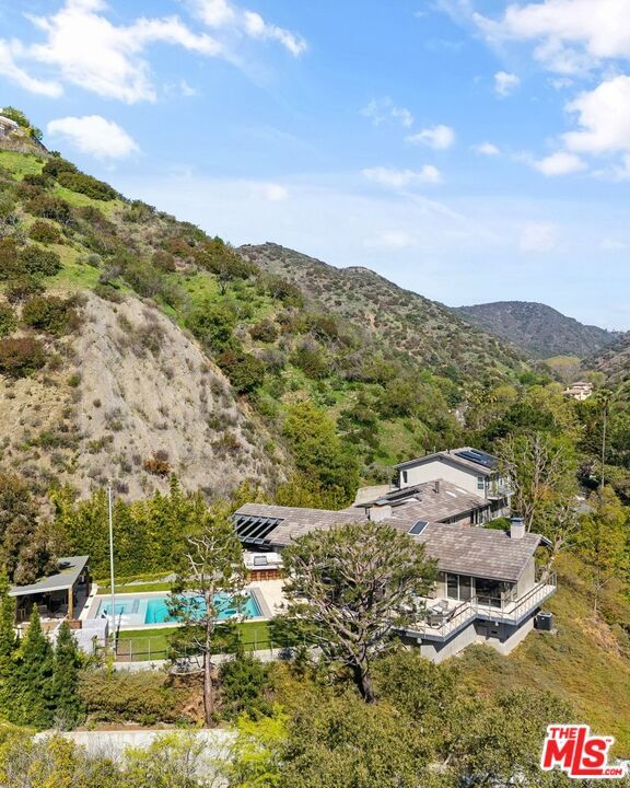 Foto del edificio - 1255 N Bundy Dr