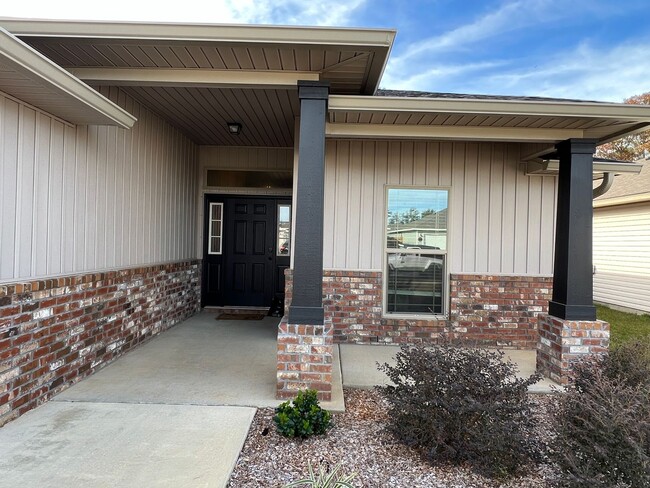 Building Photo - Stunning off Bell Lane