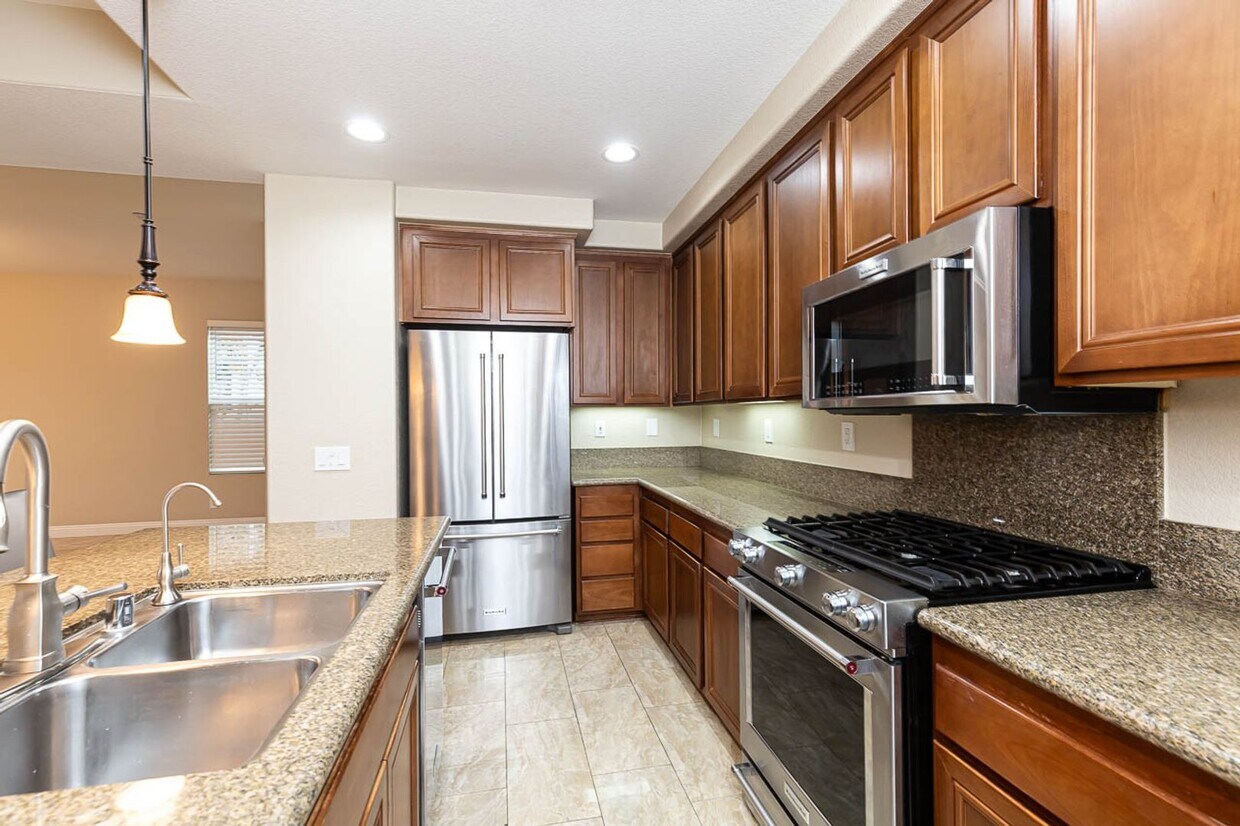 Primary Photo - ***STUNNING SAN MARCOS TOWN HOME***DUAL EN...