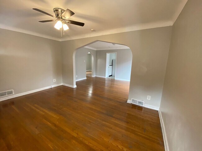 Building Photo - Private Charming Home