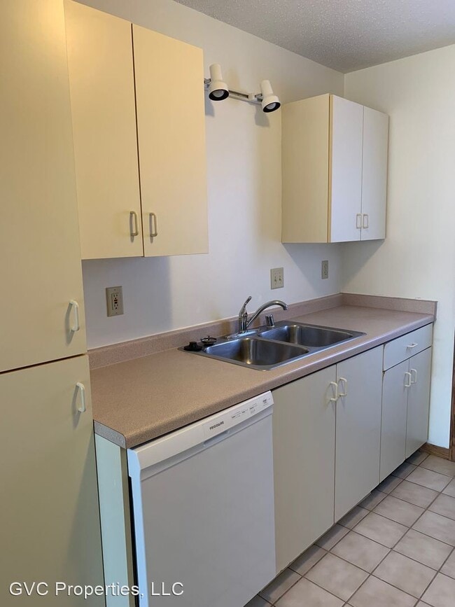 Building Photo - 550 Rublee St