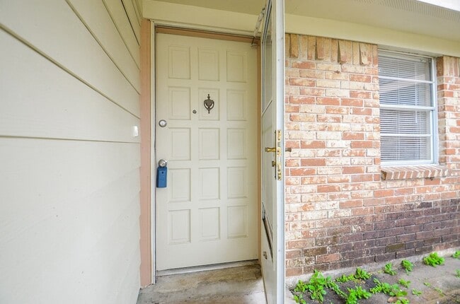 Photo - 818 Overland St House