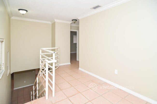 Building Photo - 806 Medina Ave