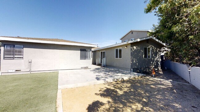 Building Photo - 7BD/3BA, Big Driveway!! (Lease out, pendin...
