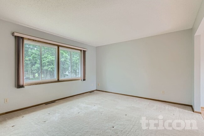 Building Photo - 11051 Quebec Ave N