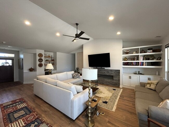 Building Photo - 681 Strathearn Dr