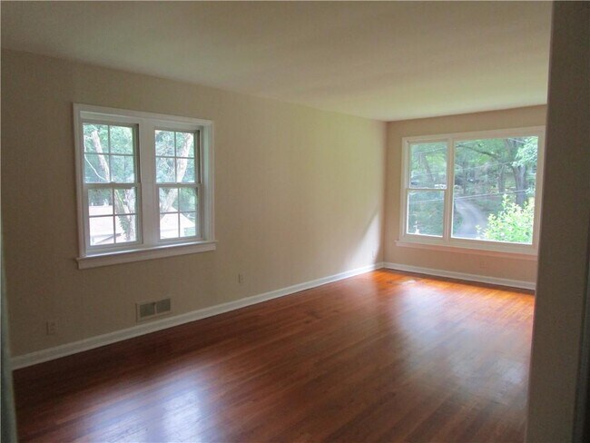 Building Photo - 1147 Enota Cir NE