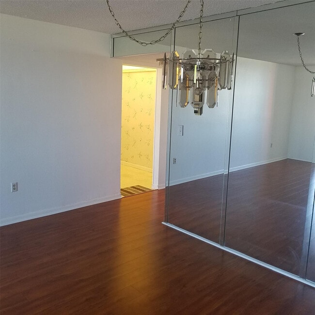 Building Photo - 1300 NE Miami Gardens Dr