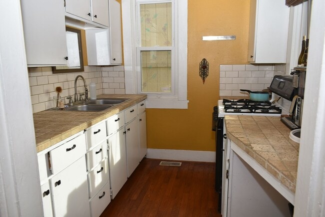 Foto del edificio - Charming 2 Bedroom 1 Bath 2 story Home in ...